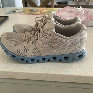 On Cloud woman’s running shoes